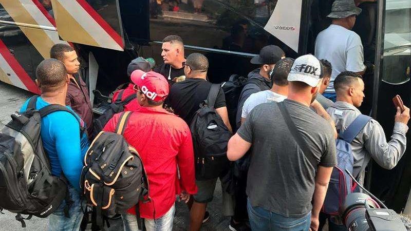 Migrantes cubanos abordan un ómnibus en México.