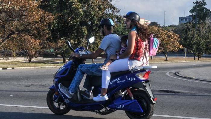 Una familia cubana en una moto eléctrica.