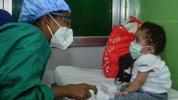 Una doctora atiende a una niña en un hospital de Cuba.