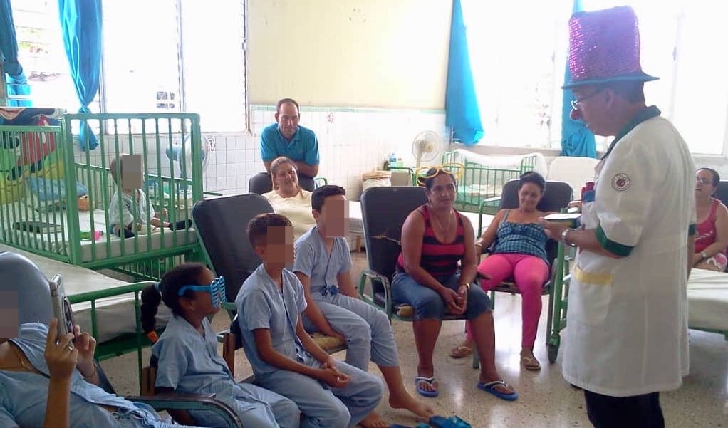 El psicopayaso Eduardo Montoya ante niños en tratamiento por nefropatías en Santiago de Cuba.