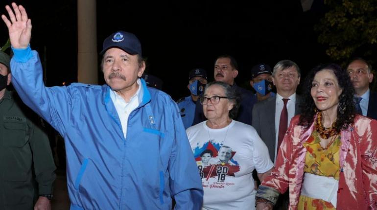 Daniel Ortega y su esposa y vicepresidenta, Rosario Murillo, (der).