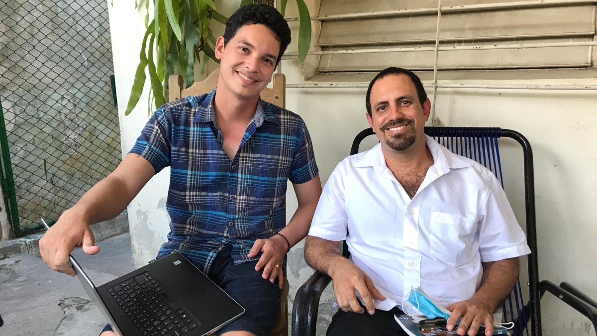 El periodista Yoe Suárez junto a Oscar Casanella en La Habana.