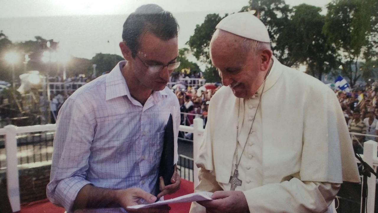 El católico cubano Leonardo Fernández junto al papa Francisco en 2015.