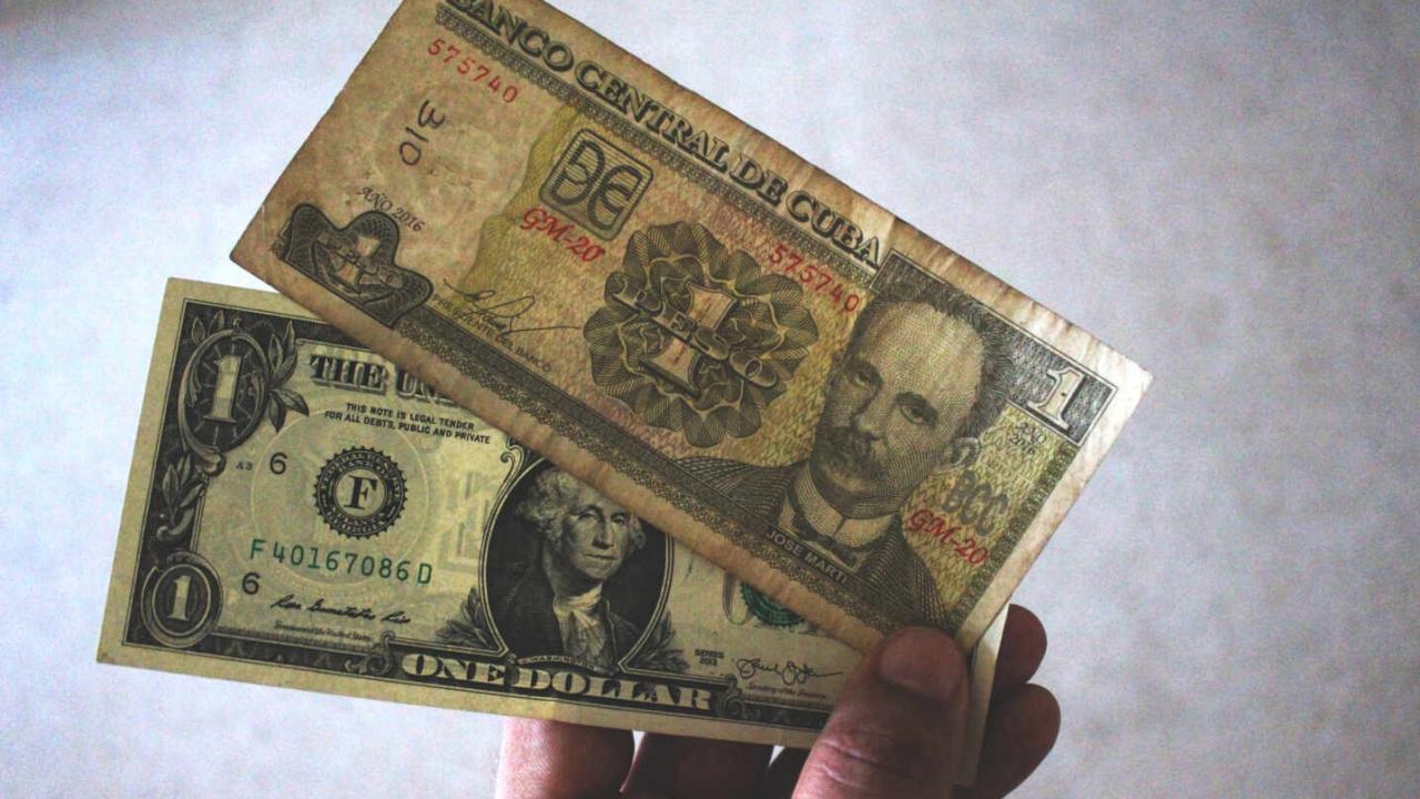 Dólares y pesos cubanos.