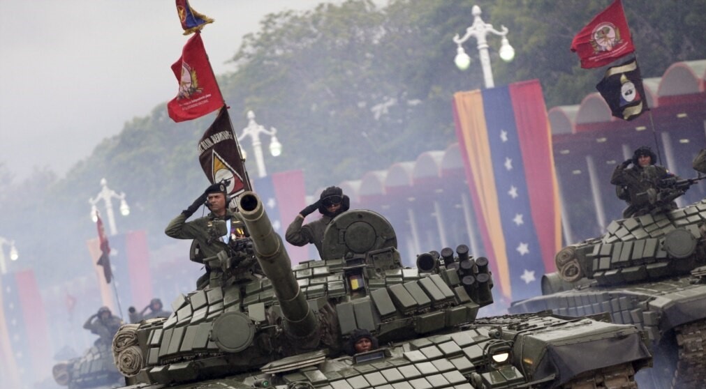 Tanques de fabricación rusa en un desfile militar en Caracas.