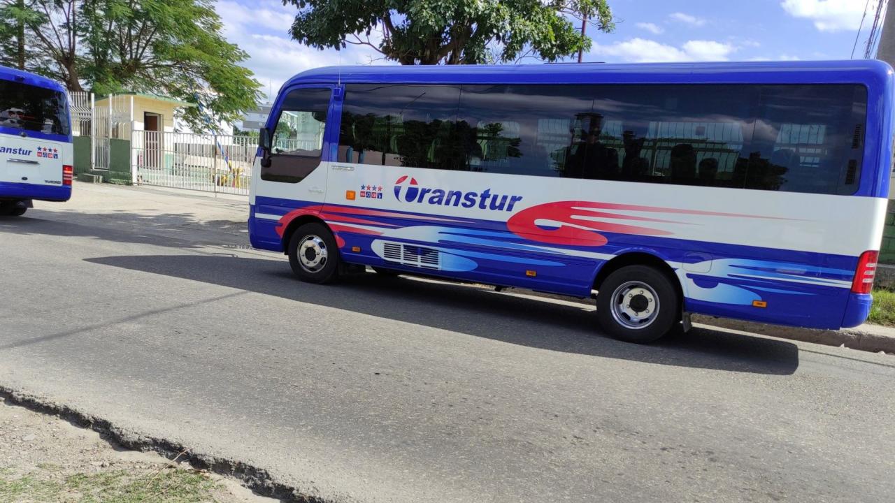 Ómnibus con el logo de Transtur.