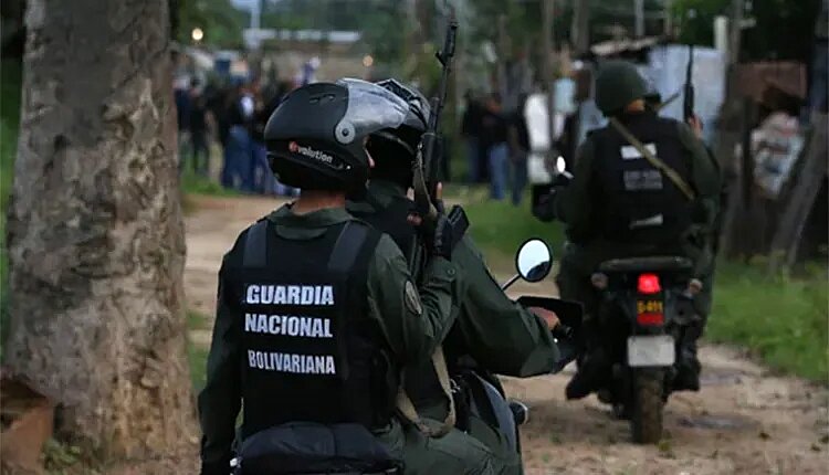 La Guardia Nacional Bolivariana presentándose en Barrancas.