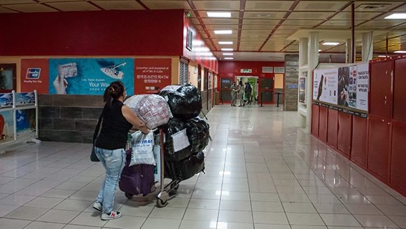 Una mujer en el aeropuerto de La Habana, Cuba.