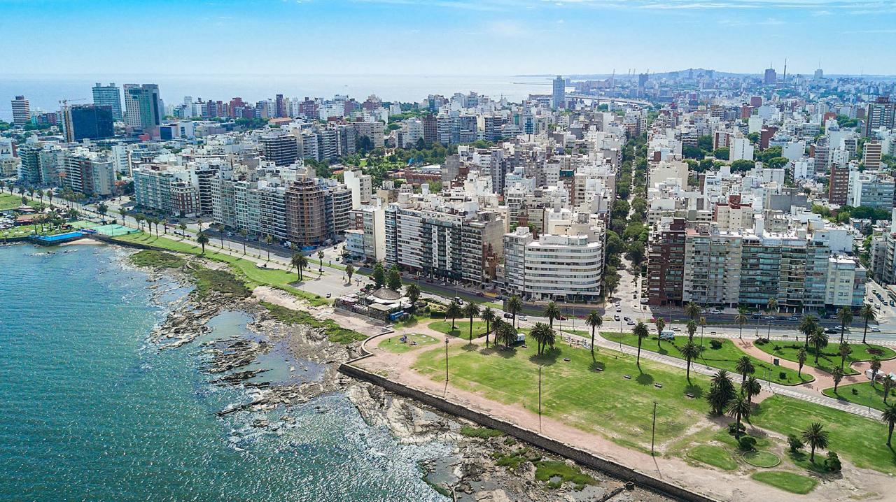 Montevideo, capital de Uruguay, uno de los dos países con democracia plena en América Latina.
