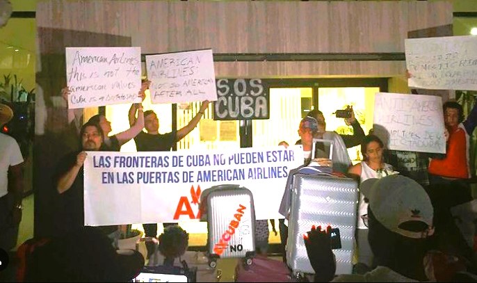 Protesta frente a oficinas de la compañía American Airlines en Miami.