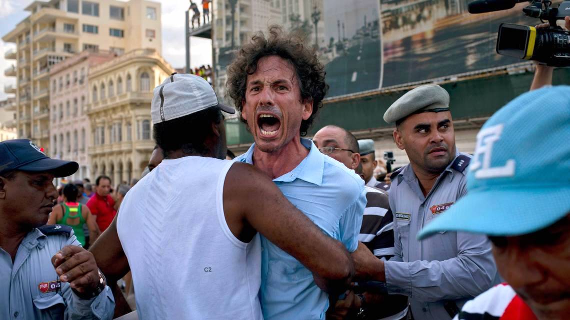 Agentes policiales arrestan al periodista independiente Boris González en Cuba.