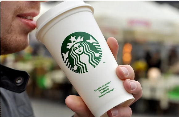 Una taza desechable de Starbucks en EEUU.