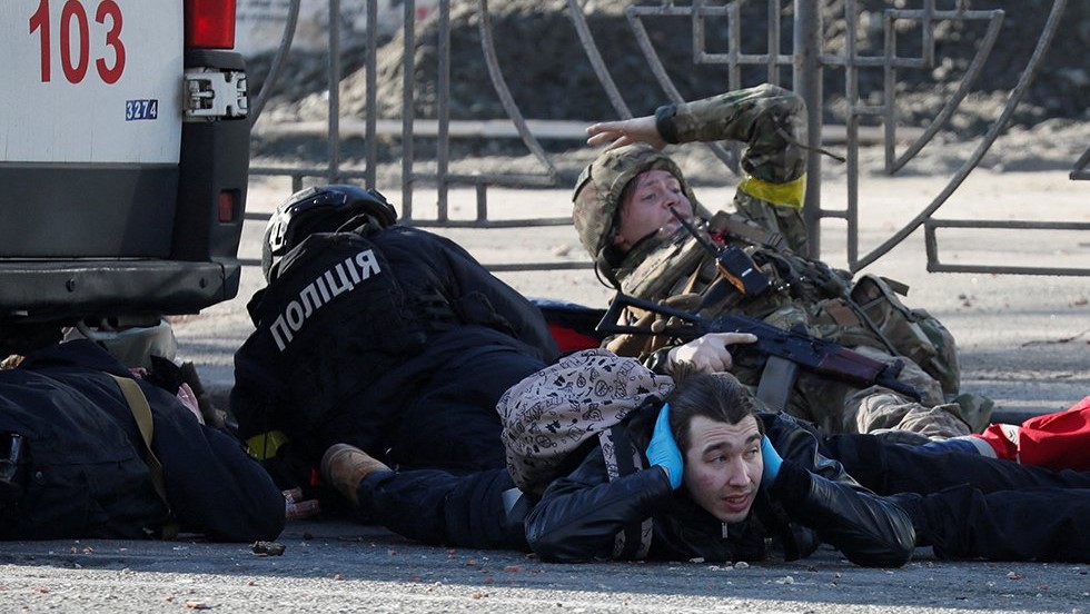 Civiles y milicianos ucranianos en medio de los combates en Kiev.