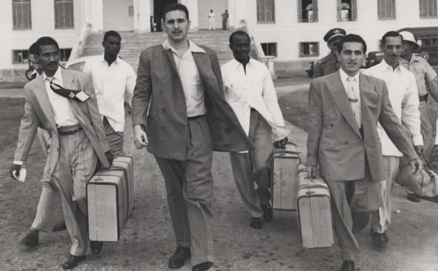 Fidel Castro is the only one not carrying a suitcase upon leaving Political Prison after being pardoned. 