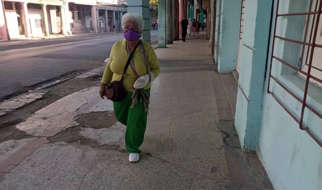 Una anciana cubana en una calle de La Habana.