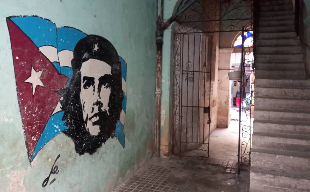 Imagen del Che a la entrada de un solar de La Habana.