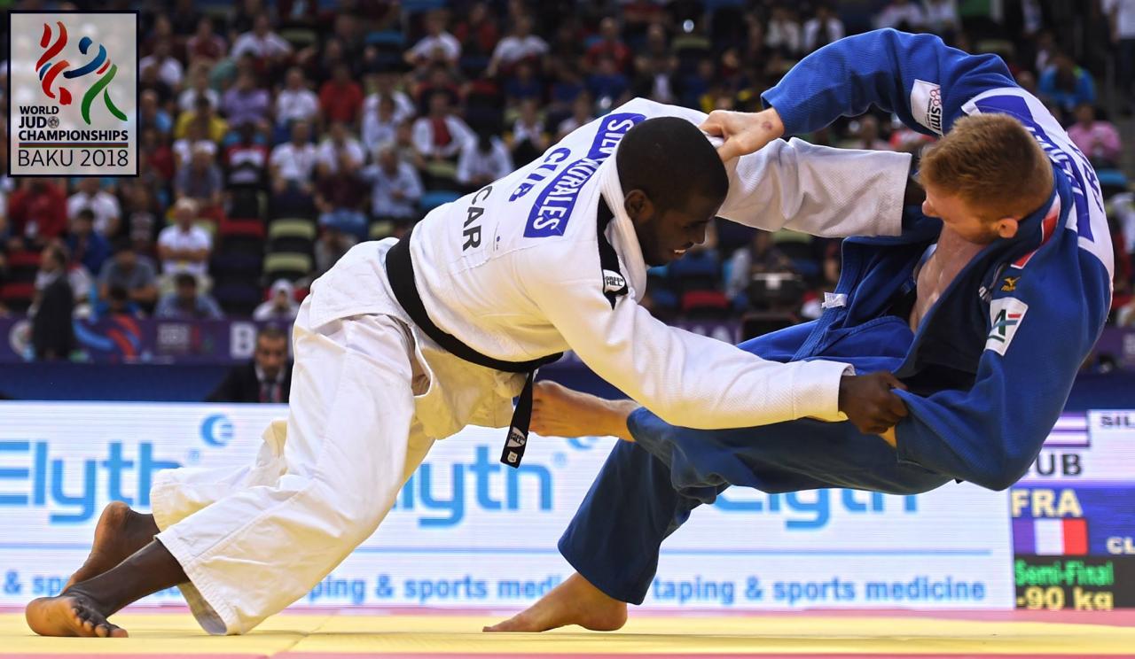 El cubano Iván Silva (de blanco) durante el mundial de judo de Baku 2018.