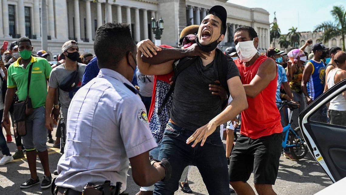 Detención de un manifestante durante las protestas del 11J en La Habana.