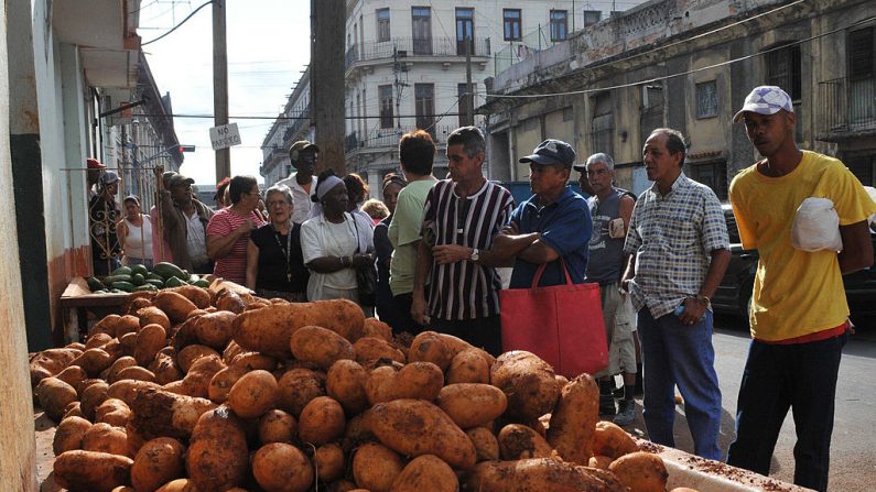 Cubanos hacen cola para comprar para antes de la pandemia.