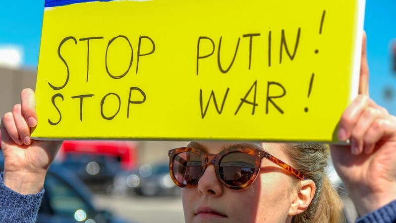 Una mujer pide el fin de la guerra y de Putin.