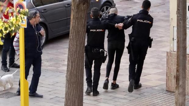 Agentes policiales españoles detienen a un sospechoso.