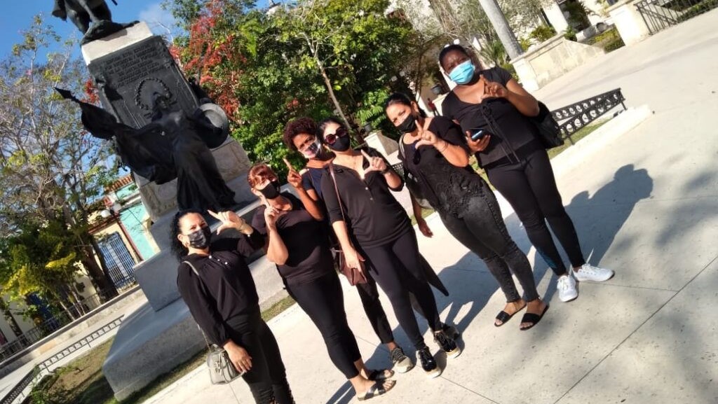 Madres de encarcelados por el 11J vestidas de negro se manifiestan.