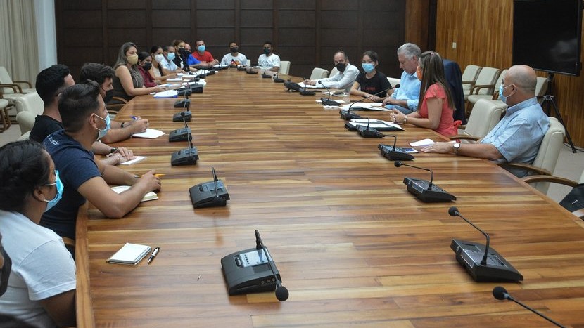 Díaz-Canel en la reunión con funcionarios juveniles.