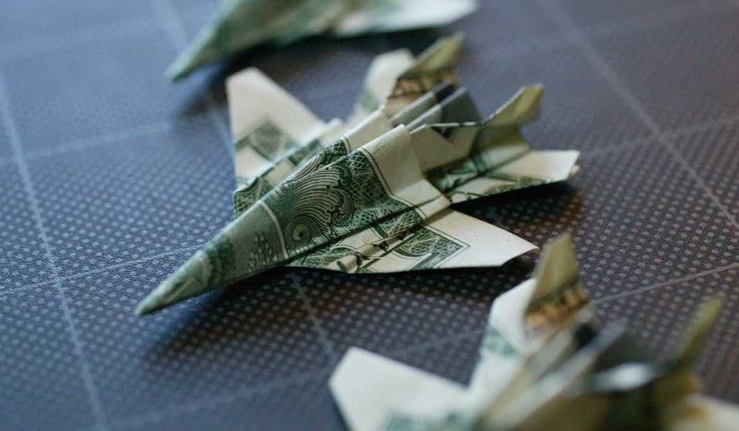 Aviones de papel hechos con dólares.