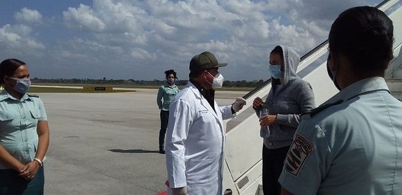 Emigrantes cubanos deportados desde México a su llegada a La Habana, el viernes 18 de febrero.