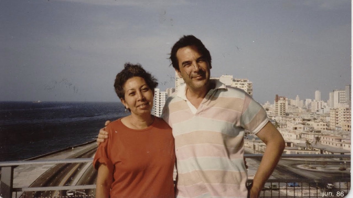 La autora y el periodista brasileño Luiz Fernando Mercadante. Hotel Riviera, junio de 1986.