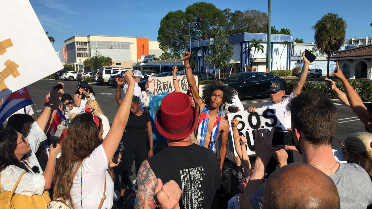 Activistas cubanos en Miami en acciones de #SOSCuba.
