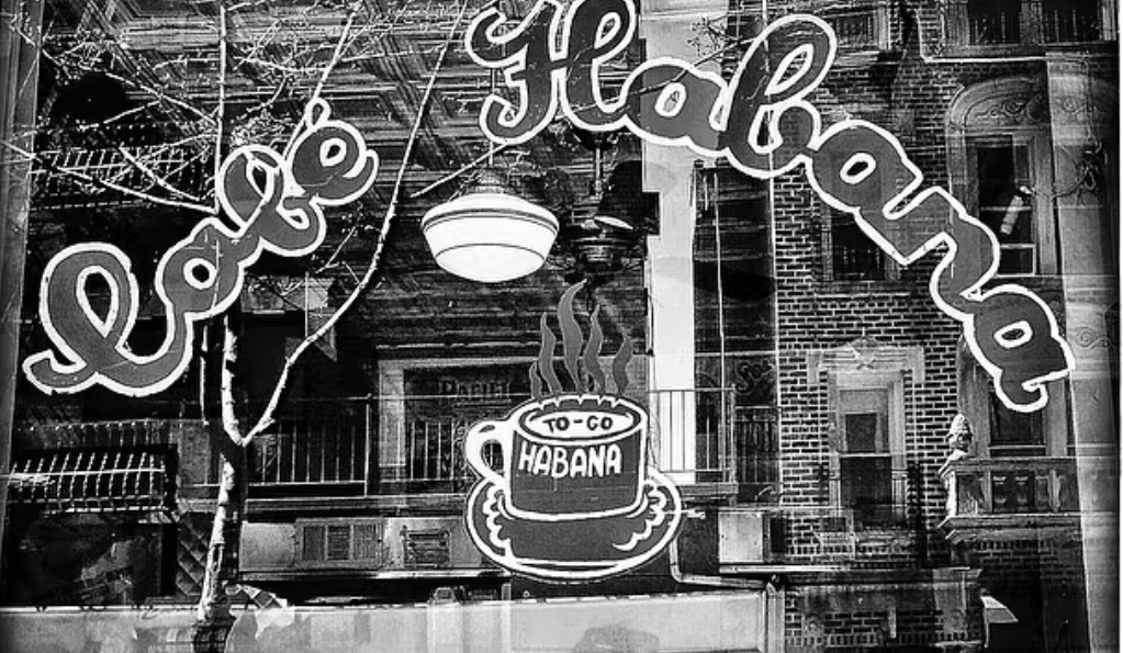 Ventanal del restaurante Café Habana en Nueva York.