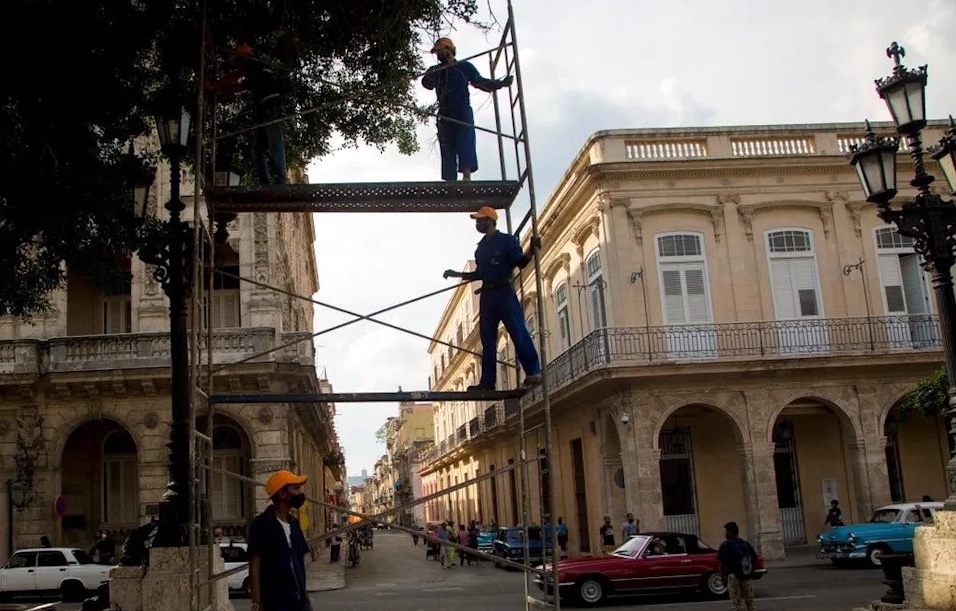 Obreros trabajando en el Paseo del Prado, en La Habana.