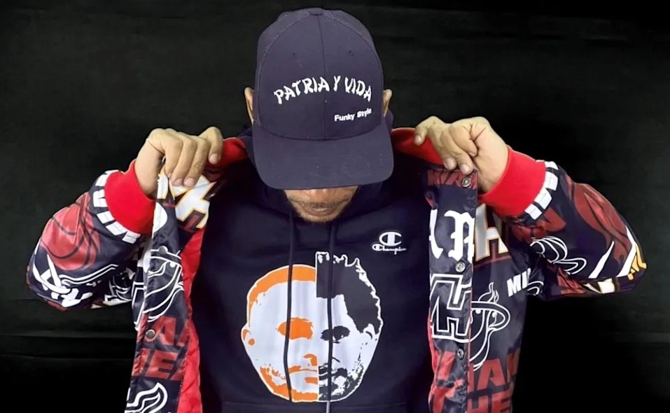 El rapero cubano El Funky, con una gorra con la frase 'Patria y Vida' y una camiseta con la imagen de Maykel Osorbo combinada con la de Otero Alcántara.