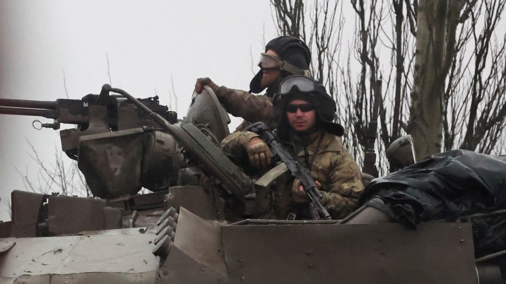 Tanques ucranianos después de que el presidente de Rusia, Vladimir Putin, autorizara atacar Ucrania.