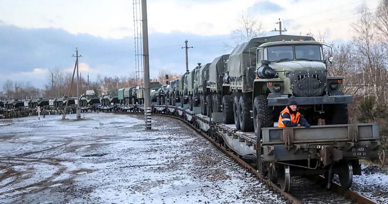Transporte de vehículos militares rusos para maniobras en Bielorrusia.