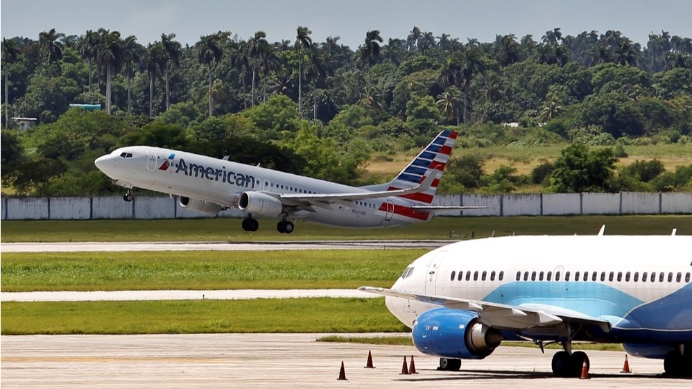 Un avión de American Airlines en el Aeropuerto José Martí.
