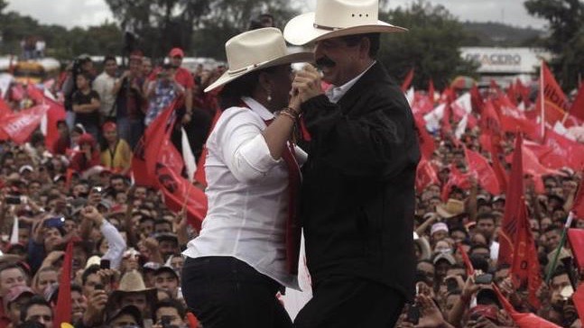 Xiomara Castro y Manuel Zelaya bailan en un acto electoral, 2013.