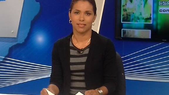 Yailén Insua Alarcón en el set de un noticiero de la Televisión Cubana.