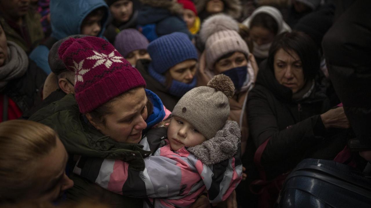 Ucranianos que huyen de la guerra desatada por Rusia.