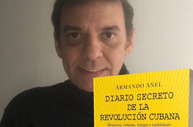 El escritor cubano Armando Añel y su libro.