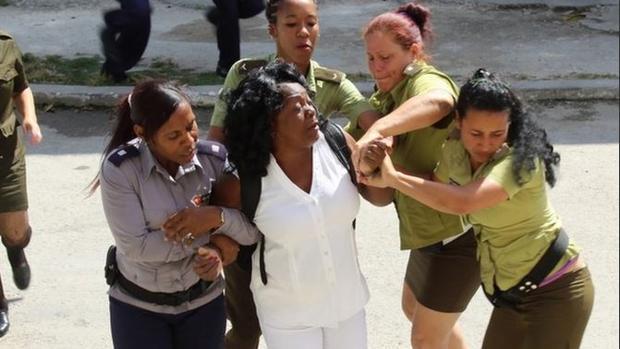 Berta Soler, líder de las Damas de Blanco, durante una de sus detenciones por parte de agentes del régimen.