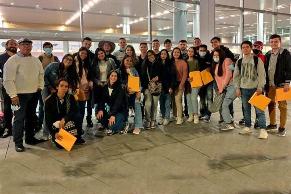 Estudiantes colombianos antes de partir a Cuba