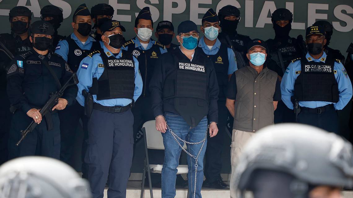 Juan Orlando Hernández custodiado por las autoridades hondureñas