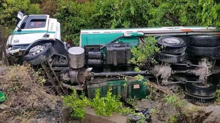 Un camión de CUPET en un accidente en la carretera de Moa-Baracoa.