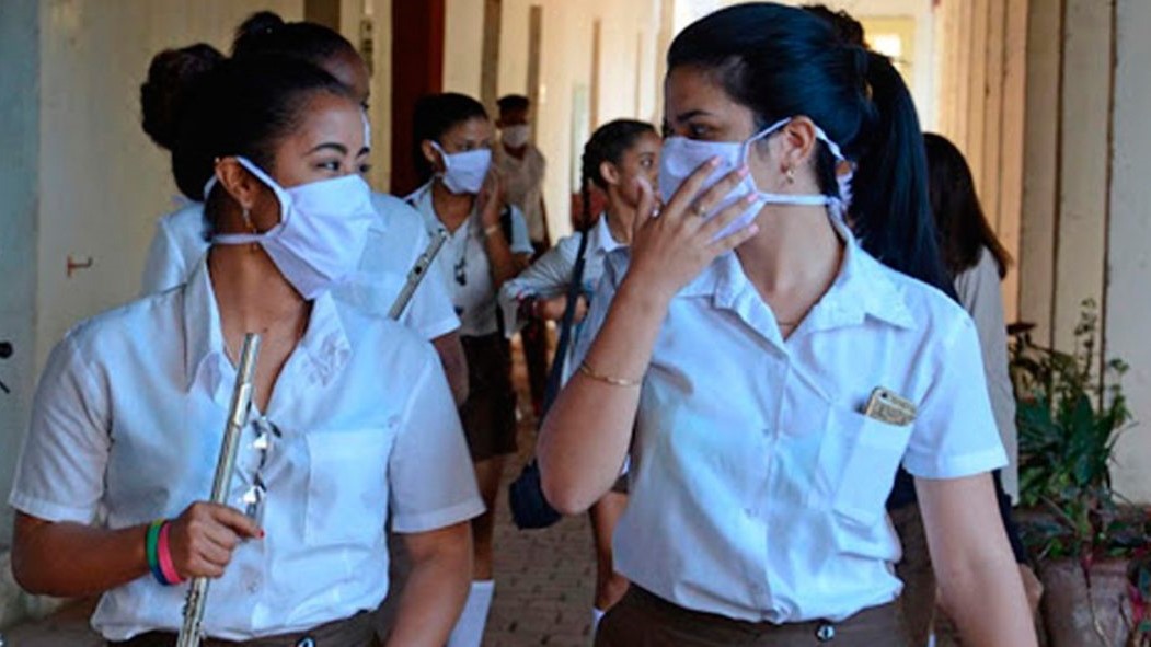 Adolescentes cubanos en un centro docente.