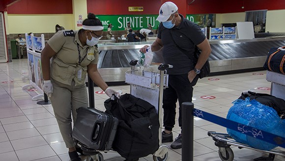 Inspección de equipaje en el Aeropuerto Internacional José Martí, de La Habana.