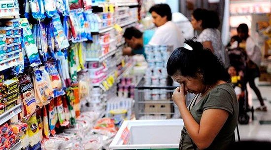Consumidores en supermercado en Argentina.