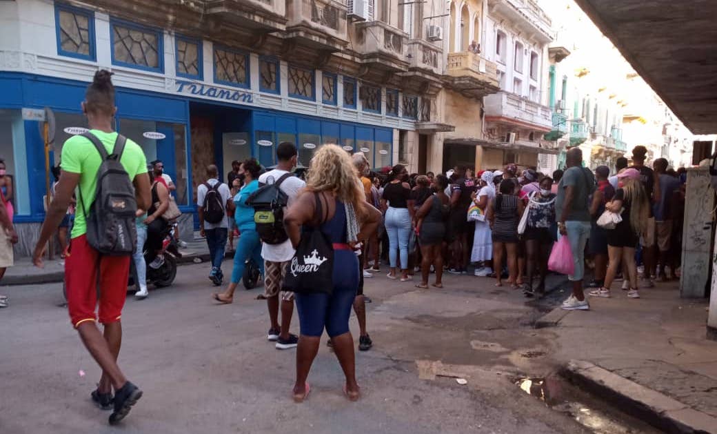 Aglomeración para comprar pollo y aceite en Neptuno, La Habana.