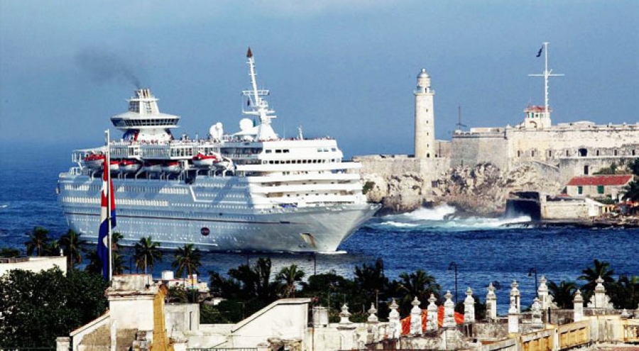 Un crucero entrando a la Bahía de La Habana.